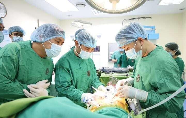Ca ghép do các bác sĩ Bệnh viện Việt Nam - Thụy Điển Uông Bí thực hiện với sự hỗ trợ, giám sát chuyên môn của các chuyên gia Bệnh viện Hữu nghị Việt Đức. (Ảnh: BVCC)