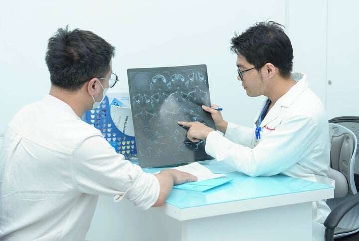 ThS.BS Phạm Thanh Thưởng giải thích tình trạng bệnh của trẻ cho phụ huynh.