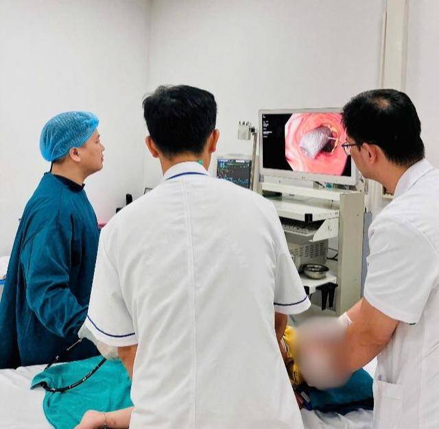 Các bác sĩ thực hiện nội soi gắp dị vật cho trẻ. Ảnh: BVCC.&nbsp;