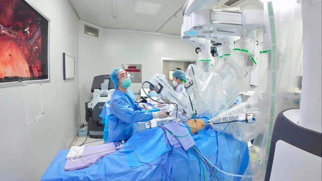 Các bác sĩ thực hiện phẫu thuật cho người bệnh. Ảnh: BVCC. 
