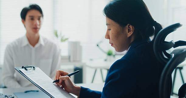Cảm giác bị sếp cho "ra rìa" hoặc ít được giao việc quan trọng có thể khiến nhiều người mất động lực, nhưng cách phản ứng sẽ quyết định cơ hội phát triển tiếp theo.