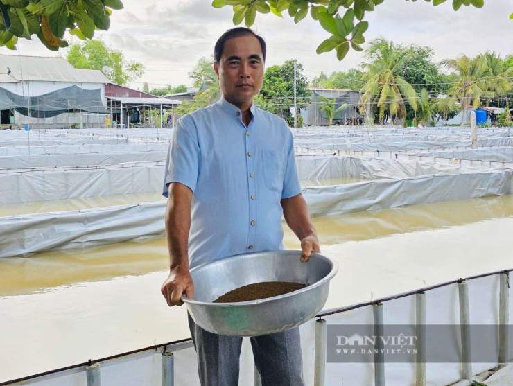 Anh Nguyễn Văn Thuận, tỷ phú nuôi ếch xã Ba Sao, Đồng Tháp, chỉ cần dám thay đổi tư duy, người nông dân hoàn toàn có thể làm chủ khoa học kỹ thuật, làm giàu. Ảnh: Vân Nguyễn