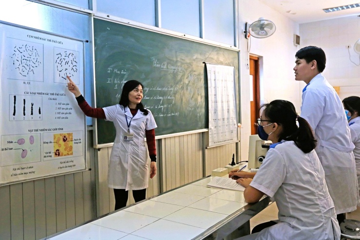 Ngô Minh Hiếu vừa tốt nghiệp ngành Y khoa. Trong ảnh là một giờ học của Minh Hiếu tại Trường ĐH Y Dược Thái Bình. Ảnh: Lê Anh Dũng