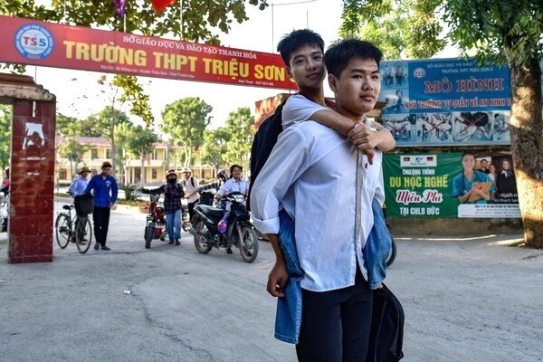 Đôi bạn Ngô Minh Hiếu - Nguyễn Tất Minh đã viết nên một câu chuyện đẹp về lòng yêu thương và tinh thần hiếu học.