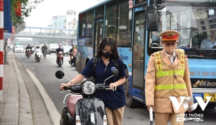 Điều khiển xe đạp điện không đội mũ bảo hiểm (hoặc đội mũ không cài dây đúng quy cách) bị phạt tiền từ 400.000 đồng đến 600.000 đồng.