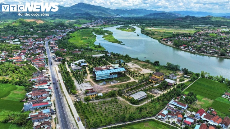 “Địa phương đã bổ sung khu đất vào quy hoạch để xây dựng thành điểm du lịch và hiện cũng đã có một số nhà đầu tư quan tâm, khảo sát thực địa và đề xuất đầu tư lên UBND tỉnh Gia Lai. Việc lựa chọn nhà đầu tư nào sẽ do UBND tỉnh quyết định.” ông Nguyễn Văn Khánh cho hay