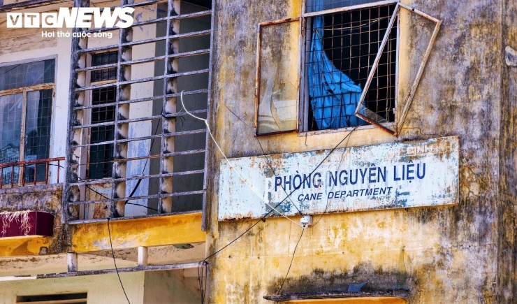 Dưới tác động của nắng gió, toàn bộ cơ sở vật chất của nhà máy đã xuống cấp, mục nát và biến dạng.