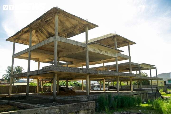 Được biết, dự án Khu đô thị, du lịch nghỉ dưỡng Vinconstec - Huế được UBND tỉnh Thừa Thiên-Huế (nay là TP Huế) cấp Giấy chứng nhận đầu tư cho Công ty Cổ phần Xây dựng và Phát triển Công nghệ Việt Nam vào năm 2008. Dự án có diện tích ban đầu hơn 72 ha, nằm dọc quốc lộ 49B, tiếp giáp phá Tam Giang và bãi biển Phú Thuận (nay thuộC phường Thuận An). Tổng mức đầu tư của dự án là hơn 600 tỷ đồng, được quy hoạch gồm khu nghỉ dưỡng cao cấp, công trình công cộng, dịch vụ thương mại cùng khu tái định cư.