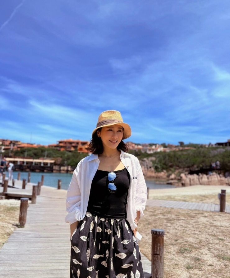 Lê Tư trong chuyến đi nghỉ hè tại Châu Âu. Cô cho biết: 'Tận hưởng những lợi ích của ánh nắng mặt trời, bổ sung Vitamin D. Thoa kem chống nắng, có được làn da khỏe mạnh, rạng rỡ'. Ảnh: Instagram gigilai_official