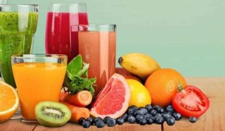 Nhiều người theo đuổi xu hướng uống nước ép hoa quả để detox cơ thể.