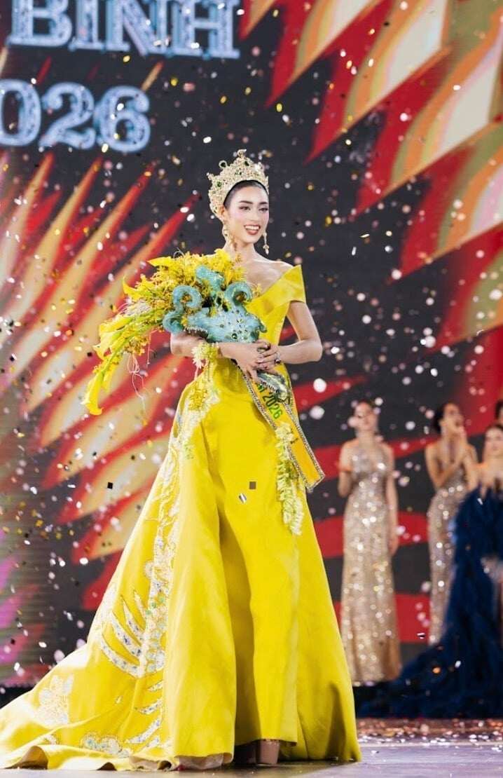 Emoura Phạm đăng quang Miss Grand Vietnam 2026.