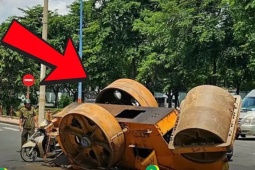 Xe lu lật ngửa giữa đường, người đàn ông bỏ xe máy ôm bé trai tháo chạy