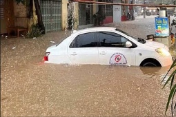 Cảnh phố phường Lạng Sơn ngập sâu trong nước