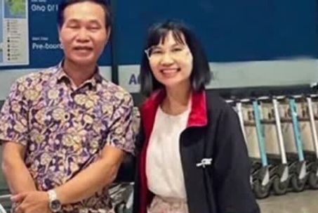 Tìm lại được bố ruột sau 34 năm, người phụ nữ bật khóc khi nhận món quà bà nội giữ đến cuối đời