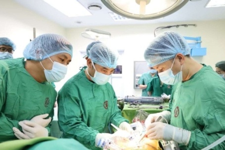 Cha 60 tuổi hiến thận cứu con trai