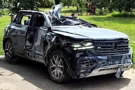 Mẫu xe Volkswagen Touareg biến dạng sau khi bị tấn công bằng tên lửa