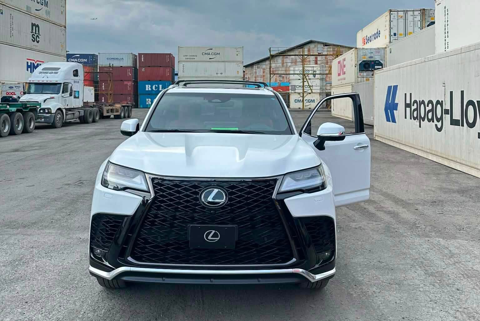 &nbsp;LX 700h là hệ truyền động hybrid kết hợp động cơ V6 3.5L tăng áp kép với mô-tơ điện.