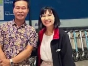 Tìm lại được bố ruột sau 34 năm, người phụ nữ bật khóc khi nhận món quà bà nội giữ đến cuối đời