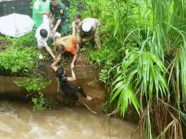 Dùng dây thừng cứu nam thanh niên bị cuốn trôi hơn 200 m