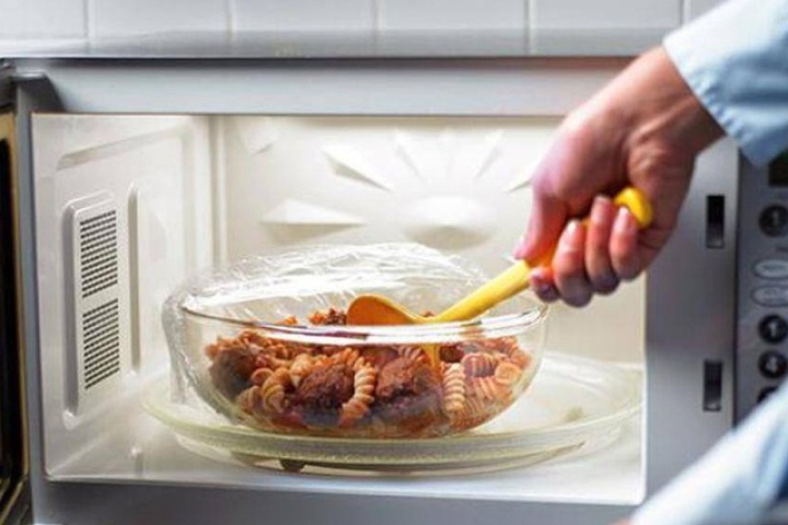Sai lầm nhiều gia đình mắc khi dùng lò vi sóng khiến thức ăn có thể 'chín giả'
