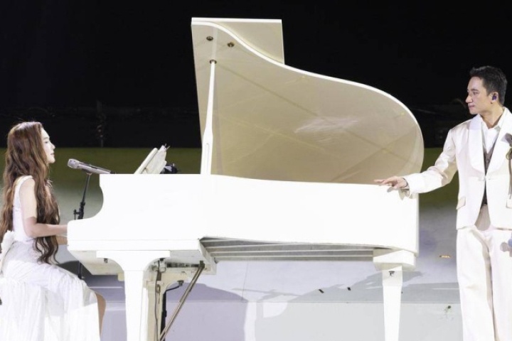 Hương Tràm thay hàng chục bộ váy trong concert nhưng đẹp nhất là hình ảnh đi chân trần hát cùng Phan Mạnh Quỳnh