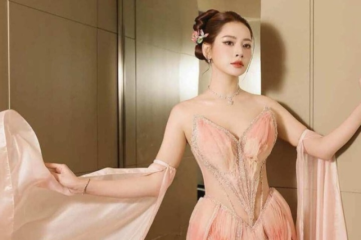 Chi Pu được khen như 'tiên nữ hoa sen' trên thảm đỏ đêm hội Weibo