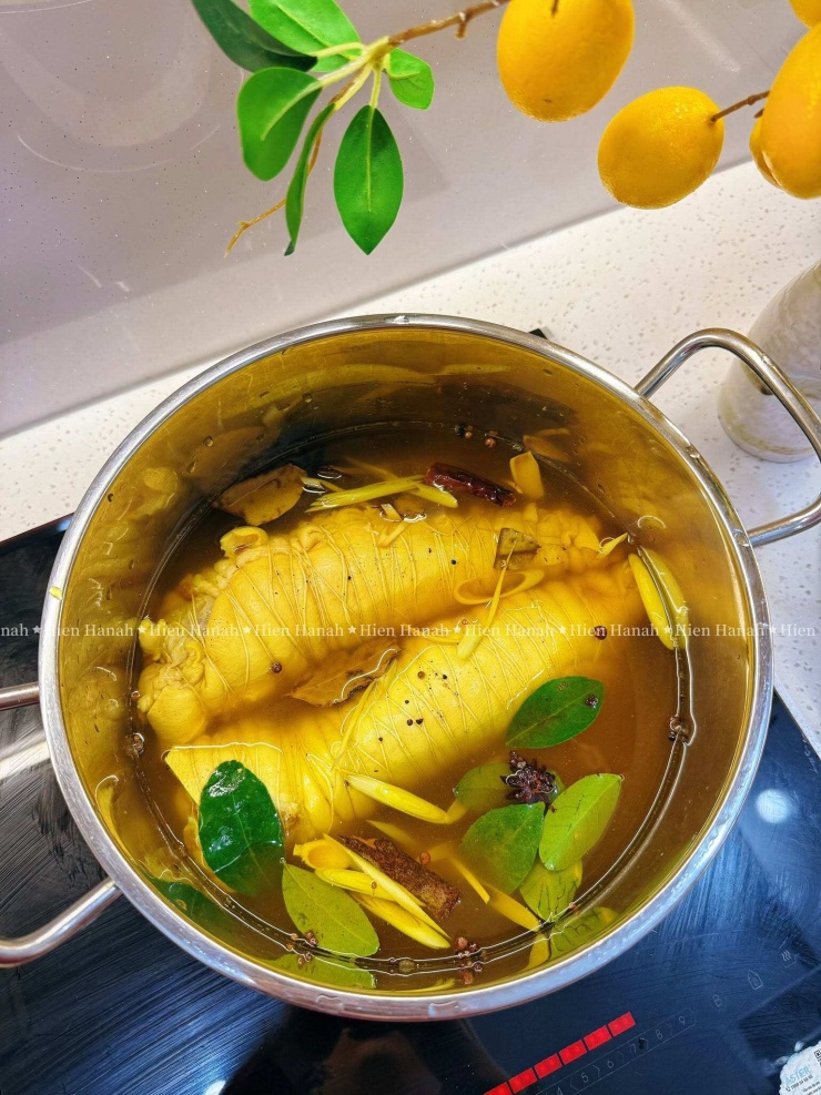 Đổ nước ngâm vào luộc chung luôn