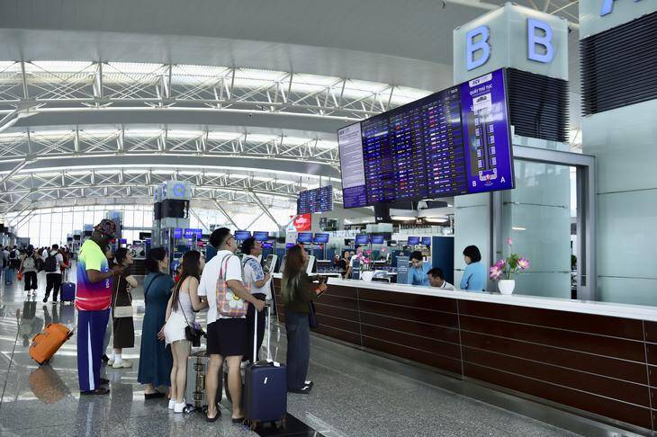 Sân bay Nội Bài áp dụng phương án phân luồng giao thông mới từ ngày 3/8, thay đổi cách tổ chức đón, trả khách và vị trí đỗ xe tại các nhà ga. (Ảnh Thành Long)