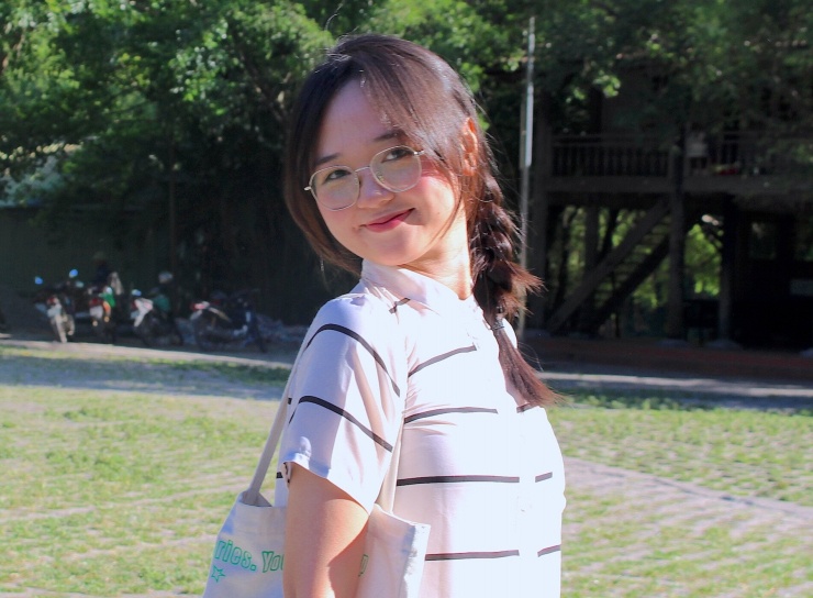 Quỳnh Hương vừa tốt nghiệp xuất sắc tại Trường Đại học Khoa học Xã hội và Nhân văn. Ảnh: NVCC