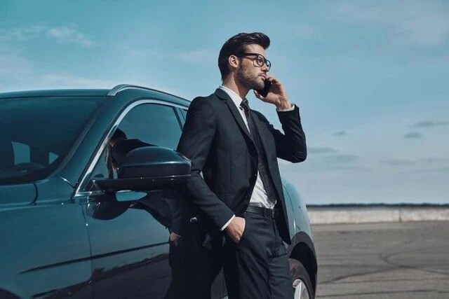 Điểm chung của nhiều người thành đạt là không quá quan tâm đến việc phô trương tài sản. Họ tập trung vào công việc, đầu tư cho tri thức và không ngừng nâng cao giá trị bản thân. Ảnh minh họa