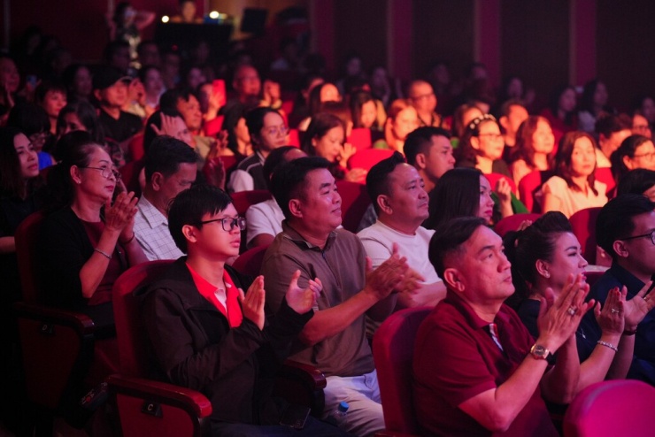 Khán giả vỗ tay nồng nhiệt sau mỗi tiết mục của Tam ca Áo Trắng. Ảnh: Ban tổ chức cung cấp