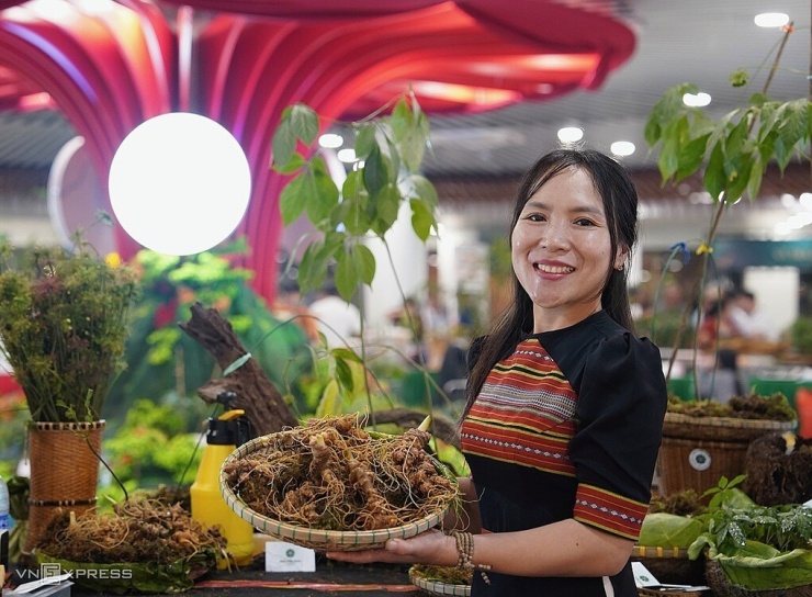 Chị Hồ Thị Thúy Ngân tại khu trưng bày. Ảnh: Nguyễn Đông