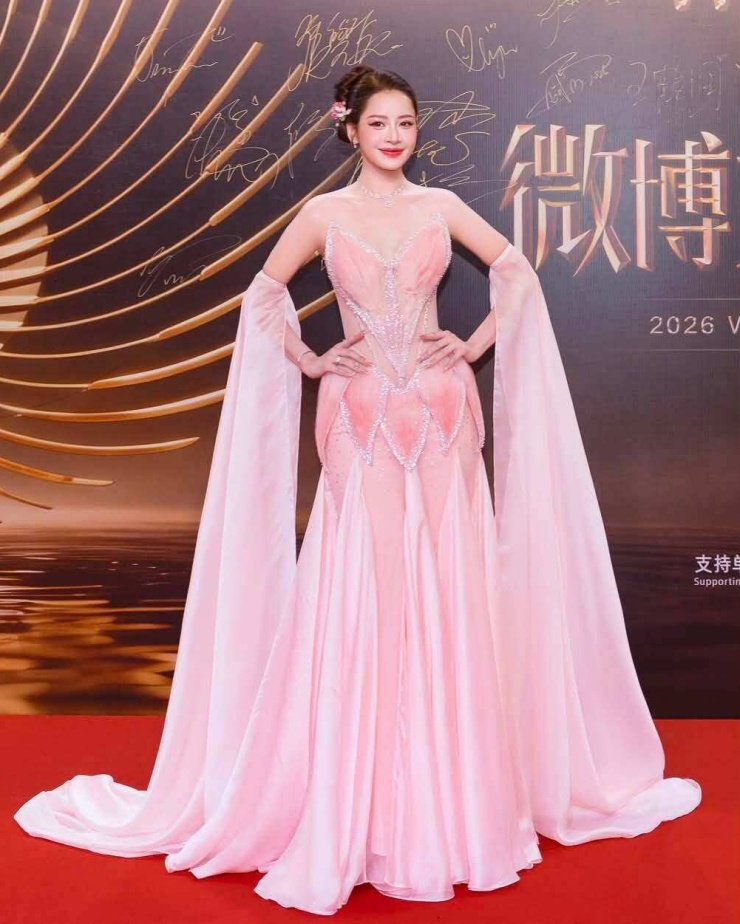 Chi Pu được khen như 'tiên nữ hoa sen' trên thảm đỏ đêm hội Weibo - 3