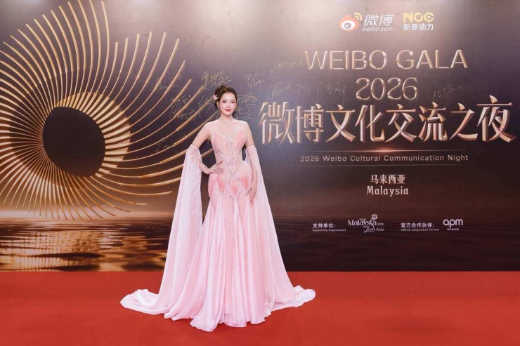 Chi Pu được khen như 'tiên nữ hoa sen' trên thảm đỏ đêm hội Weibo - 1