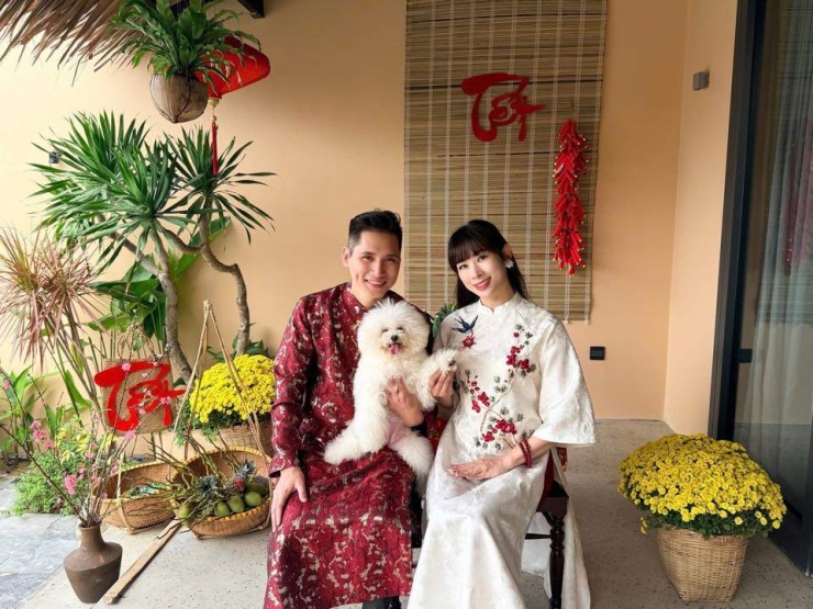 Không chỉ dừng lại ở vai trò MC, Quốc Khánh còn từng đảm nhiệm vị trí bình luận viên tại nhiều giải đấu lớn. Tuy nhiên, sau kỳ FIFA World Cup 2018, anh chủ động rút khỏi công việc bình luận trực tiếp, chuyển hướng sang làm nội dung và quản lý phía sau. Hiện tại, anh đang giữ chức Phó Giám đốc VTV Digital - đơn vị phụ trách sản xuất và phát triển nội dung số của VTV. Trước đó, anh từng là Phó trưởng Ban Thể thao. Việc vừa làm chuyên môn, vừa tham gia quản lý giúp Quốc Khánh có góc nhìn rõ ràng về xu hướng khán giả trong thời đại số, một yếu tố quan trọng khi “cầm trịch” một gameshow lâu đời.