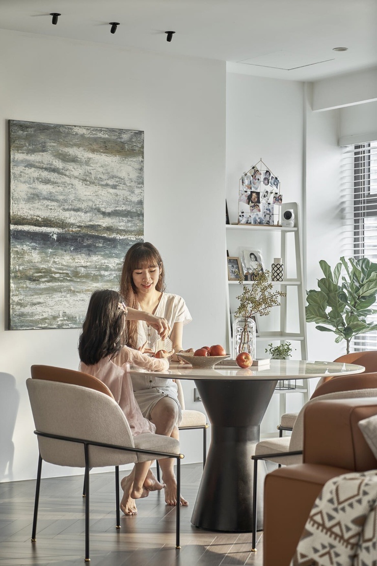 Bộ bàn ăn không lớn nhưng đủ dùng cho những bữa ăn gia đình ấm áp. Từng món đồ nội thất đều được lựa chọn kĩ lưỡng, tinh tế.