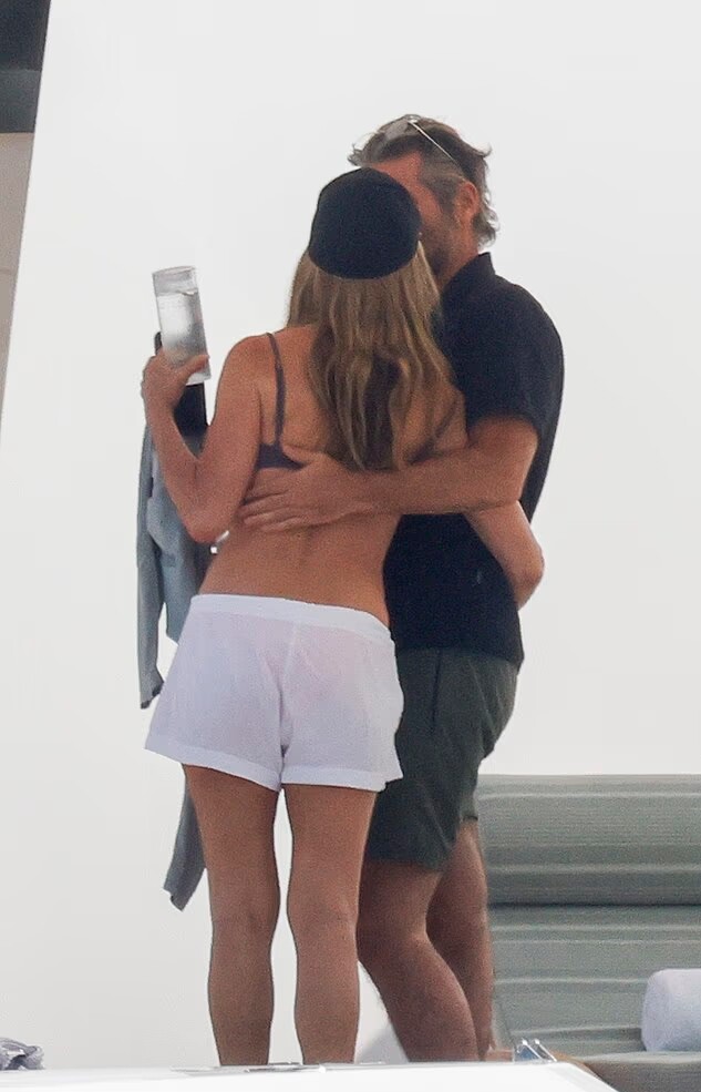 Jennifer Aniston hôn đắm đuối bạn trai trên du thuyền - 1