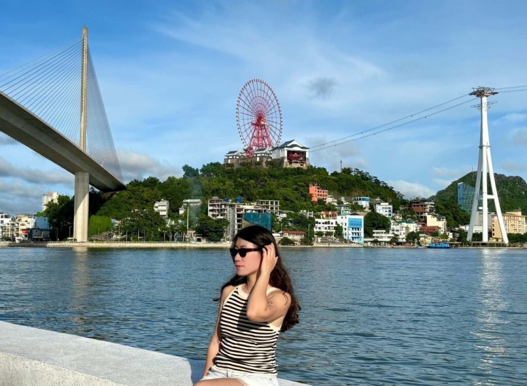 Góc 'sống ảo' được yêu thích nhờ khung cảnh thoáng đãng, vừa có thể lấy hình biển lại dễ dàng thu trọn các công trình biểu tượng của thành phố du lịch.