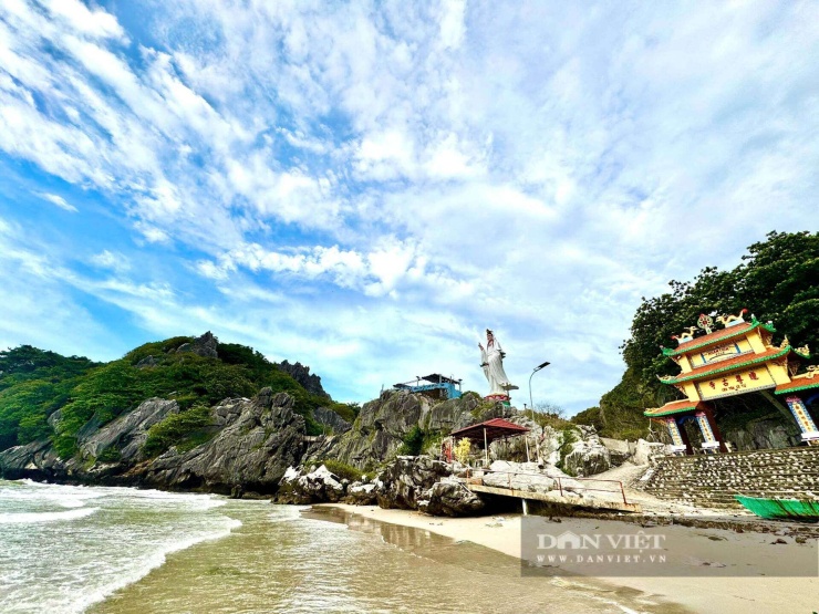 Liên Sơn Cổ Tự - ngôi chùa tọa lạc trên đỉnh núi cao nhất đảo Hòn Nghệ. Ảnh: Hồng Cẩm