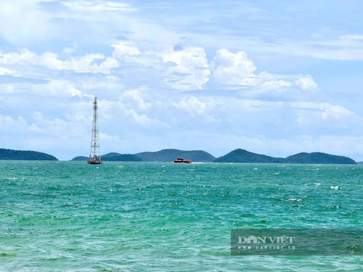 Một chuyến tàu chở khách từ Rạch Giá đi Phú Quốc ngang vùng biển Hòn Nghệ. Ảnh: Hồng Cẩm