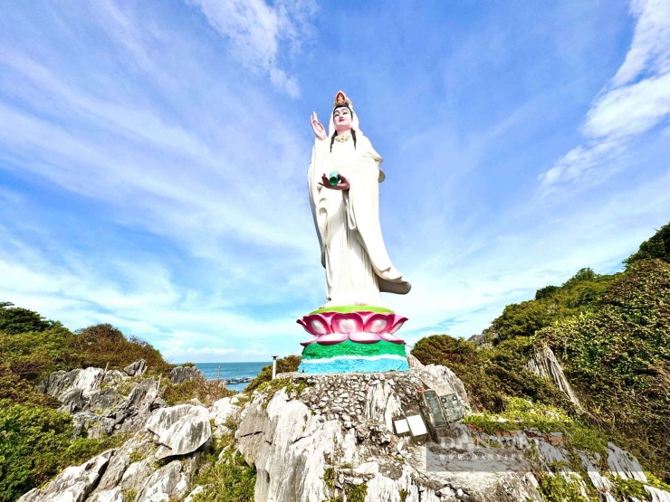 Tượng Phật Bà Nam Hải cao lớn hướng ra biển cả bao la, trở thành biểu tượng bình an cho ngư dân Hòn Nghệ mỗi chuyến ra khơi. Ảnh: Hồng Cẩm