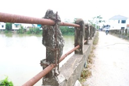 Người dân 'nín thở' mỗi khi qua cây cầu hơn 40 năm tuổi