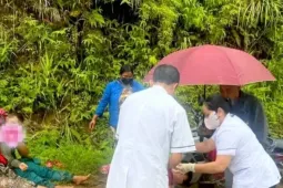 Đến bệnh viện sinh con, sản phụ bất ngờ vượt cạn giữa đường rừng