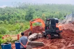 Cưỡng chế tháo dỡ nhiều khuôn viên lăng mộ xây dựng trái phép