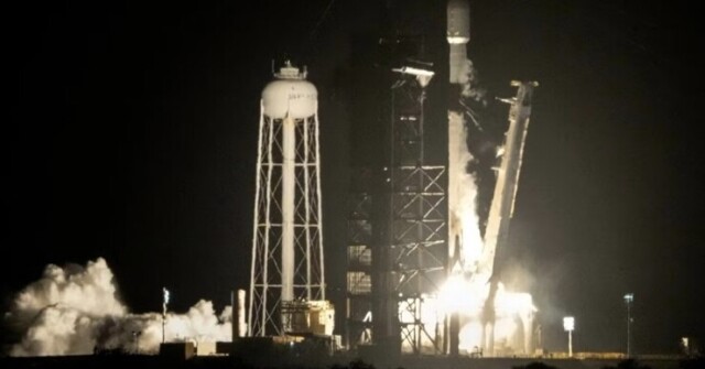 Tên lửa mất kiểm soát của SpaceX sắp lao vào Mặt trăng
