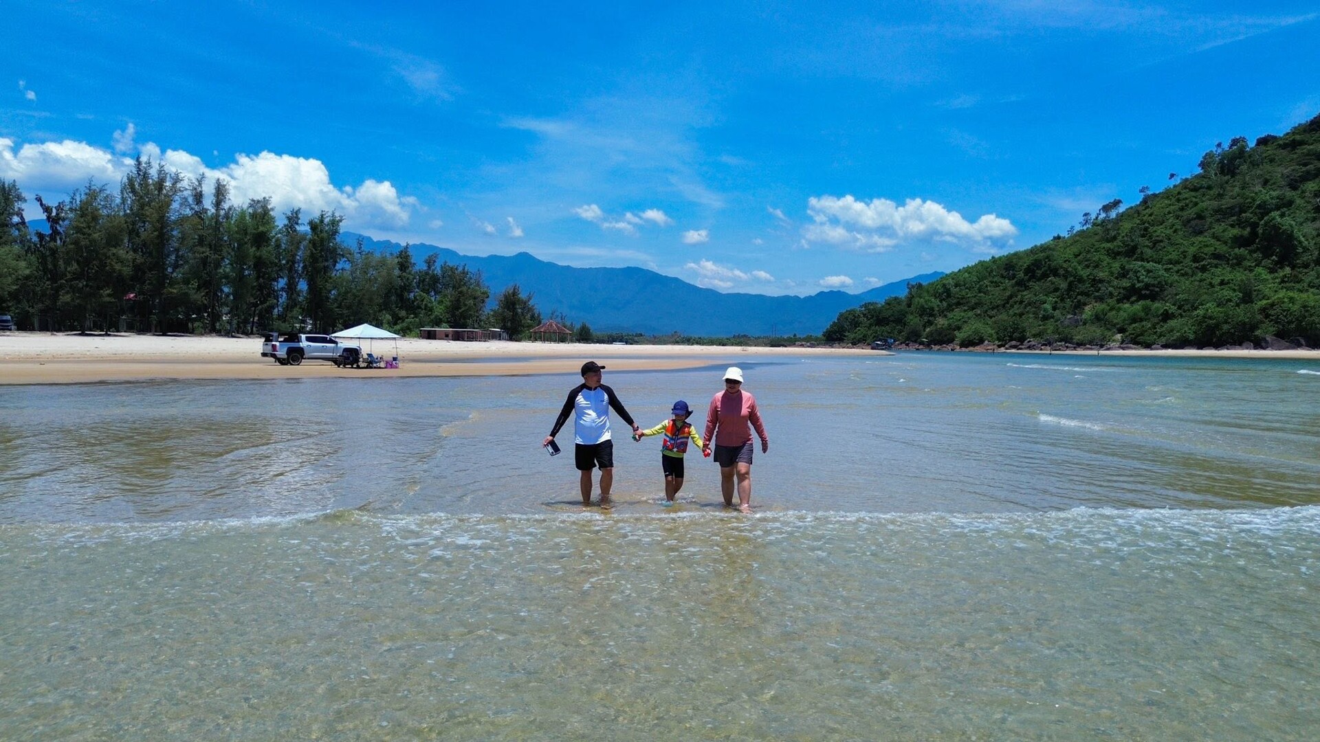 3 bãi biển được ví 'thiên đường ngủ quên', có nơi cách Hà Nội chỉ 6 tiếng lái xe - 1