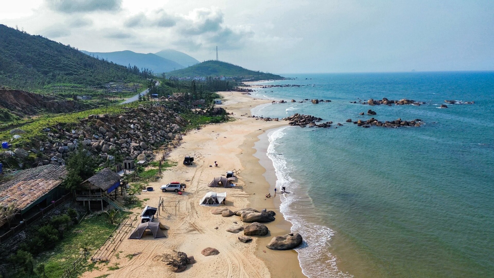 Nước biển trong xanh hấp dẫn du khách
