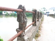 Người dân 'nín thở' mỗi khi qua cây cầu hơn 40 năm tuổi