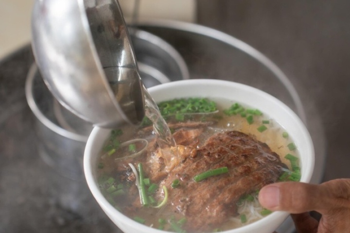 Hàng bún chả Hà Nội hút khách vì cách ăn khác thường