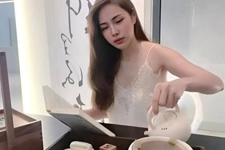 Sau thời gian dài vắng bóng, Thủy Tiên xuất hiện trở lại, gây chú ý với khoảnh khắc thưởng trà trong biệt thự trắng 300 m2